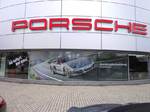 Schaufensterbeschriftung Porsche Boxster.Fassfolierung, Produziert von Spiering Werbung