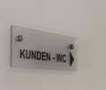 Wegweiser, Hinweisschild, Acryl, WC, Toiletten, Osnabrück